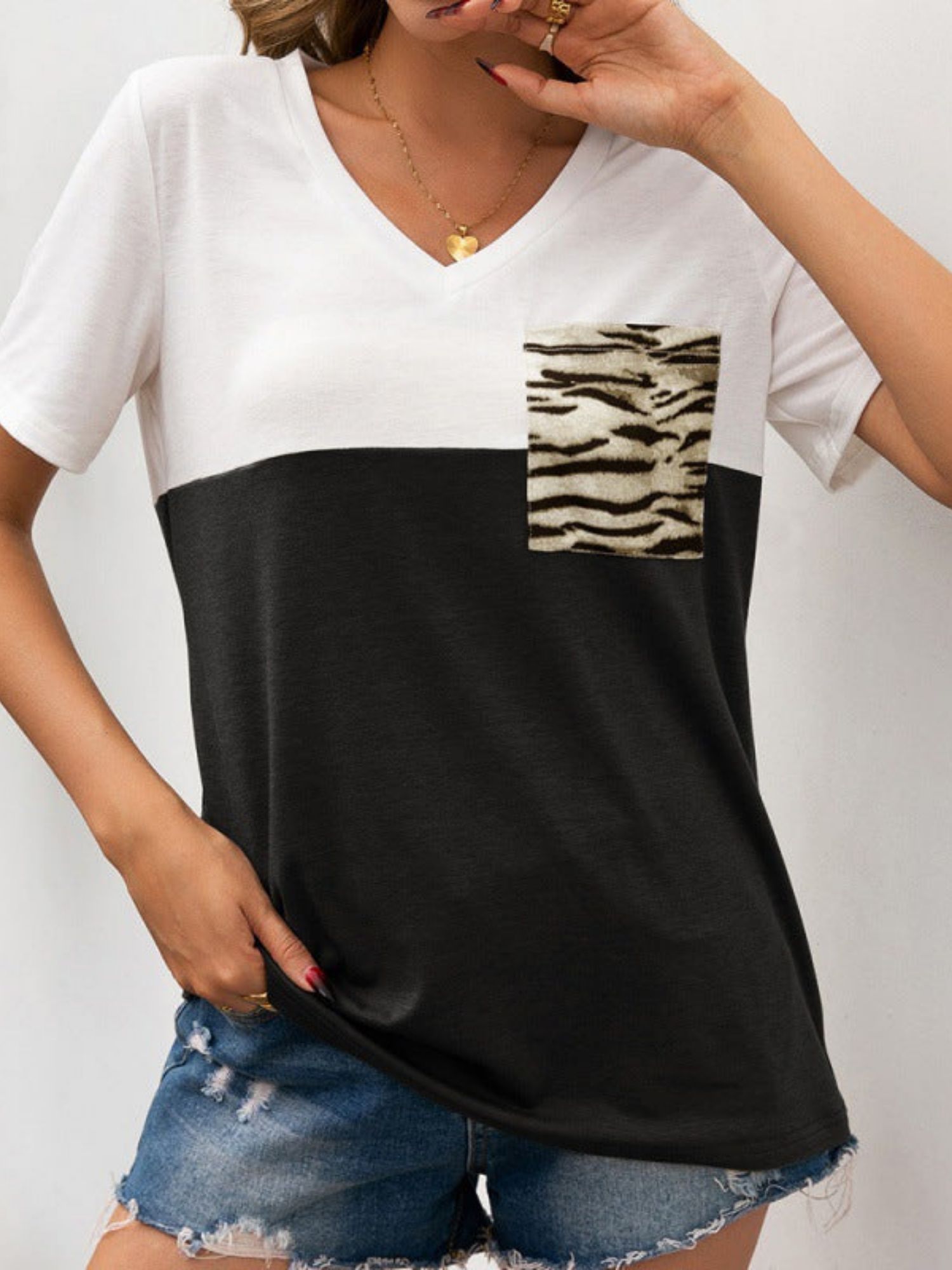 'Polly' V-neck Leopard Printed Pocket T-shirt (3 Colors) sold by Goodnight Macaroon product image thumbnail 3