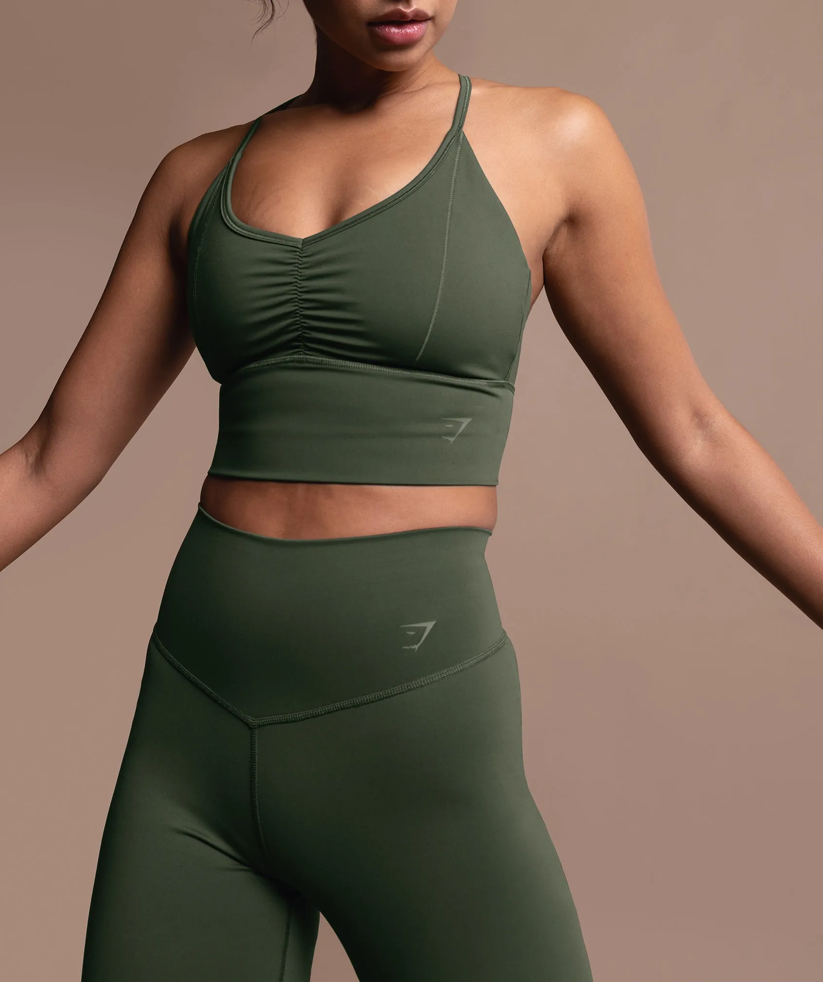 Gymshark Gymshark Elevate Longline Sports Bra Moss Olive Parallel