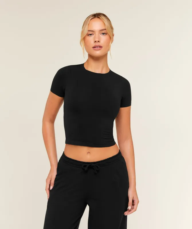 Gymshark FeatherForm Short Sleeve T-Shirt - Black made by Gymshark