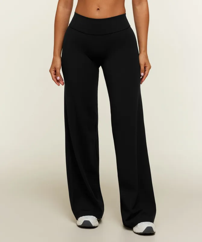 Gymshark SoftSense™ Mid-Rise Straight Leg Leggings Short - Black made by Gymshark