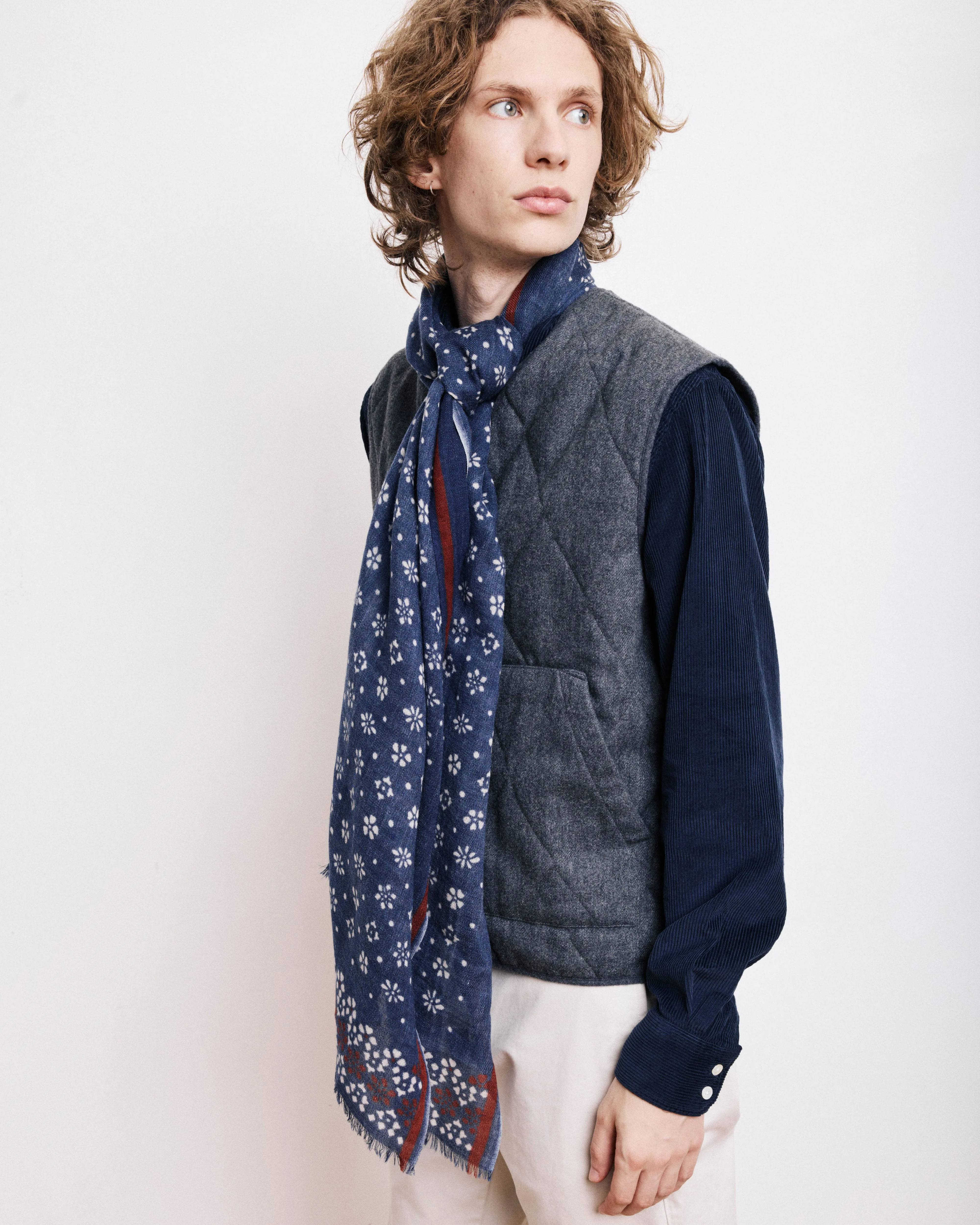 Echarpe Homme en Laine Imprimée Fleurs Indigo sold by Hartford product image thumbnail 2
