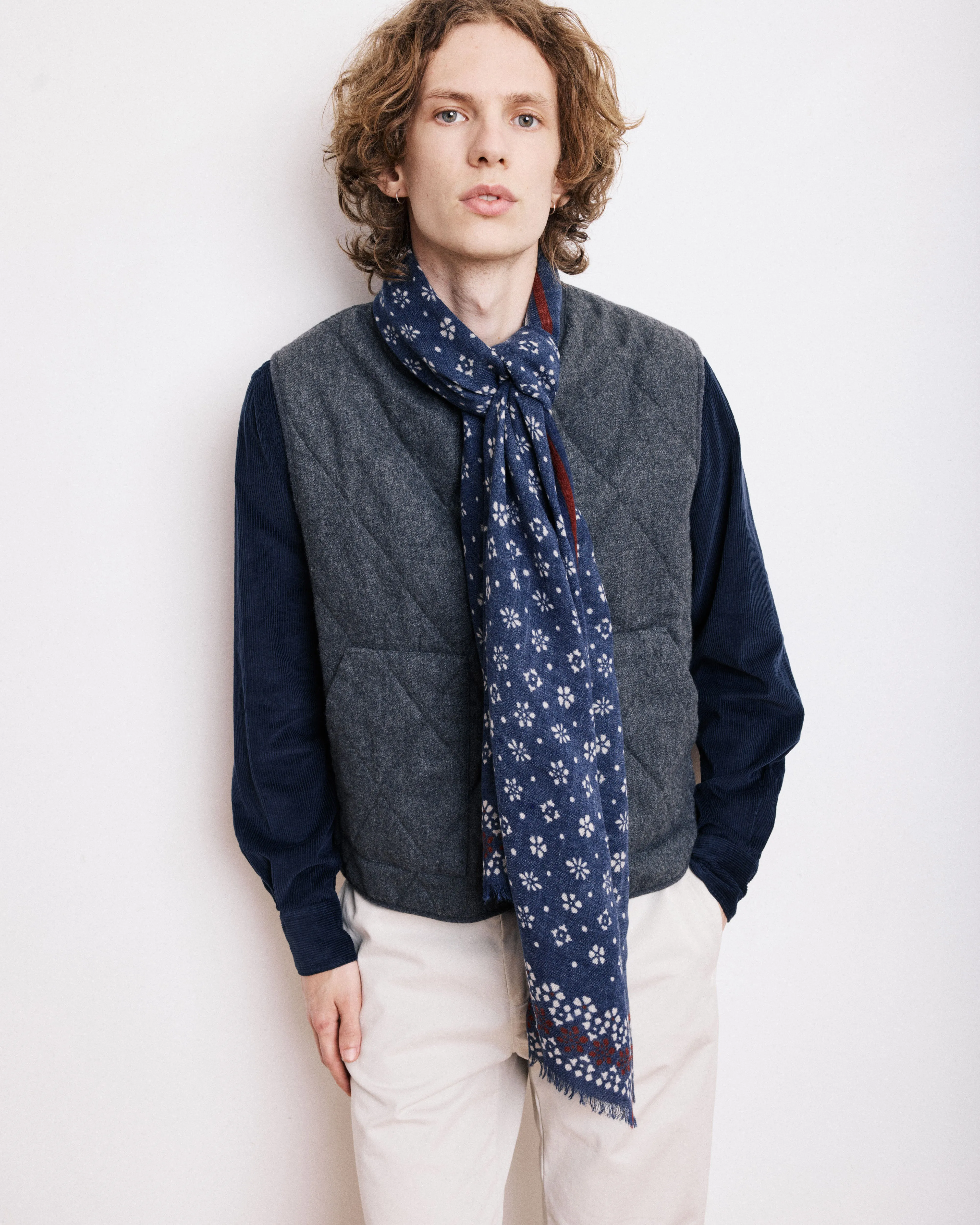 Echarpe Homme en Laine Imprimée Fleurs Indigo sold by Hartford