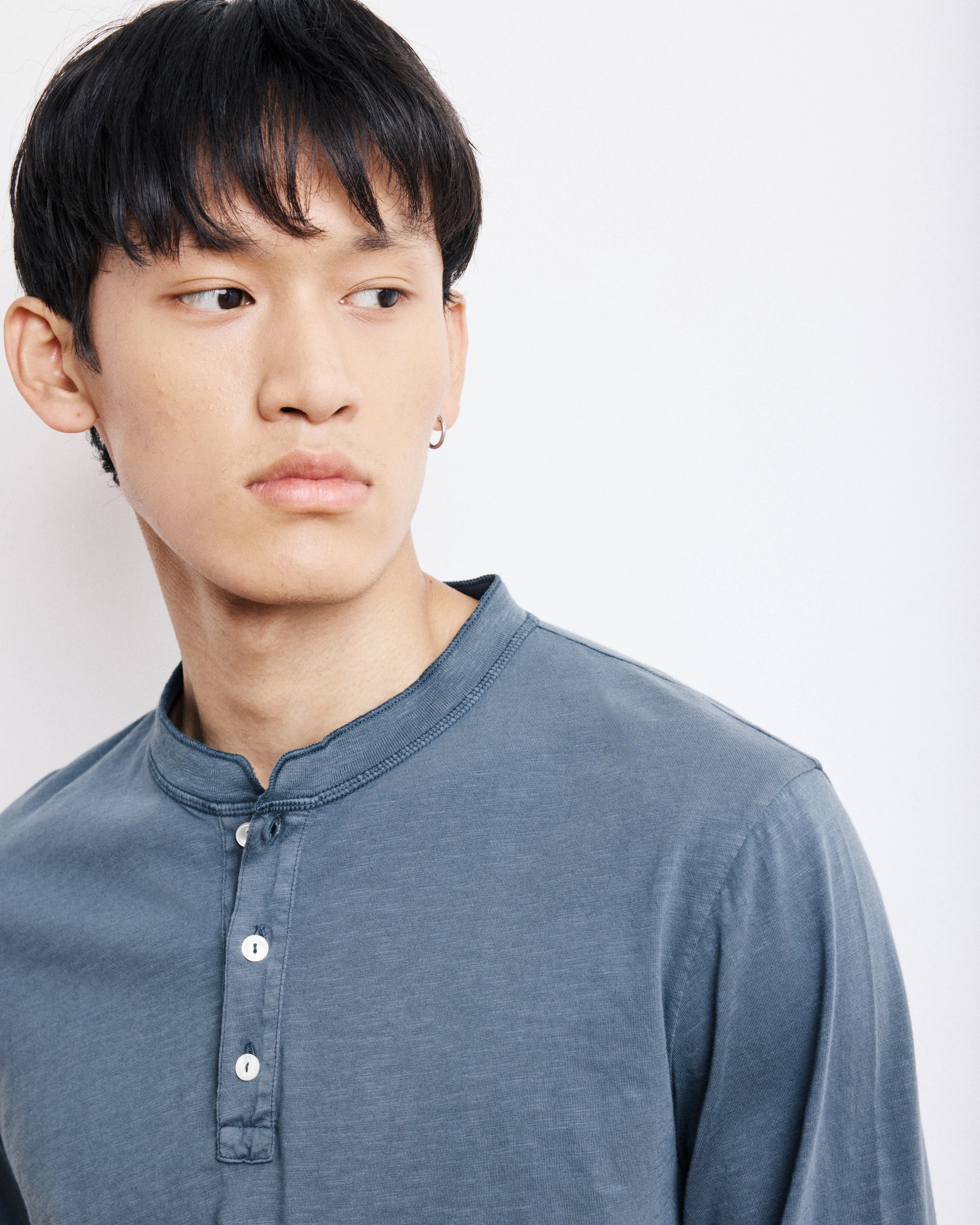 T-Shirt Homme en Coton Slub Carbone Henley sold by Hartford product image thumbnail 2