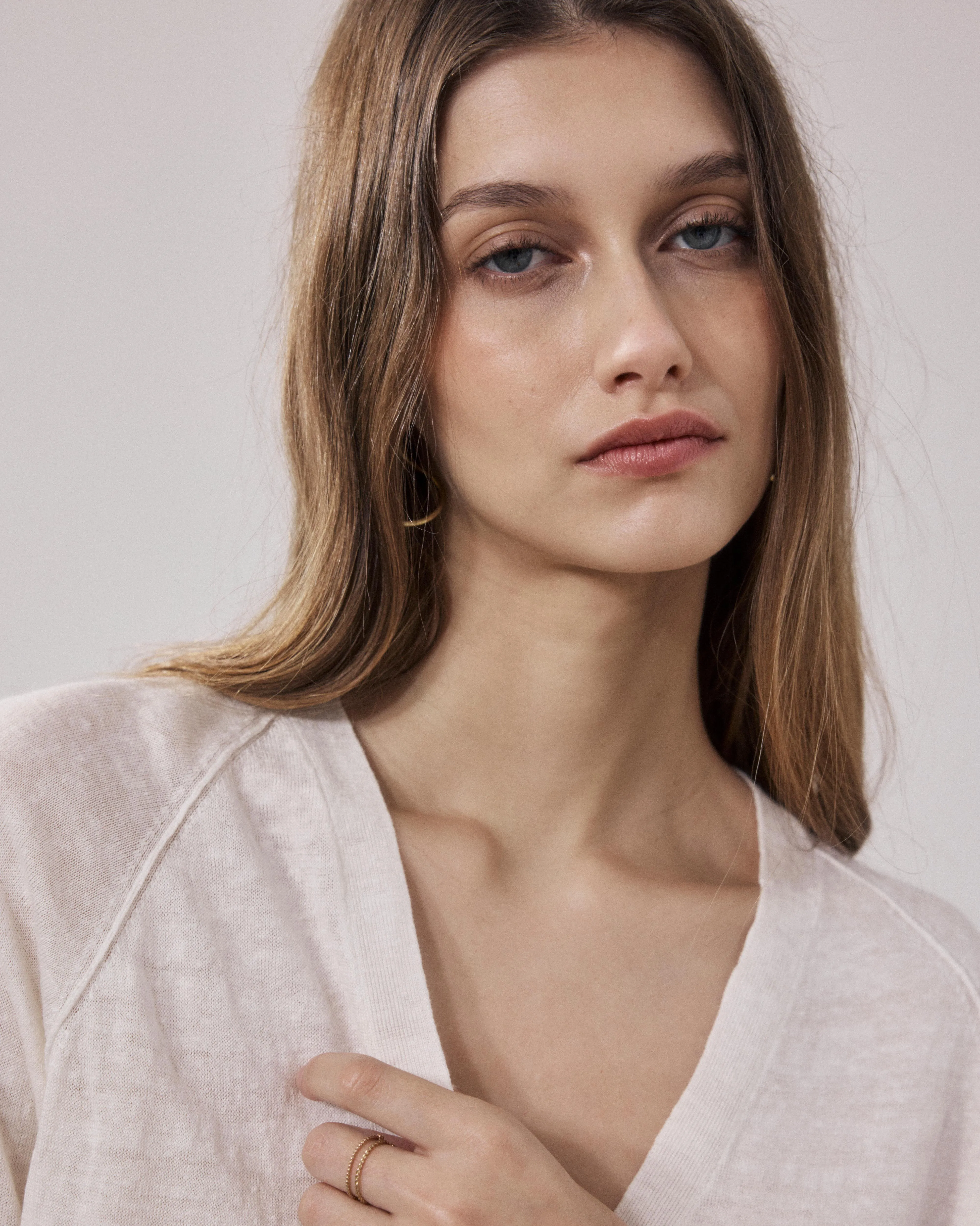 Cardigan Femme en Lin Ecru Moriba sold by Hartford product image thumbnail 3