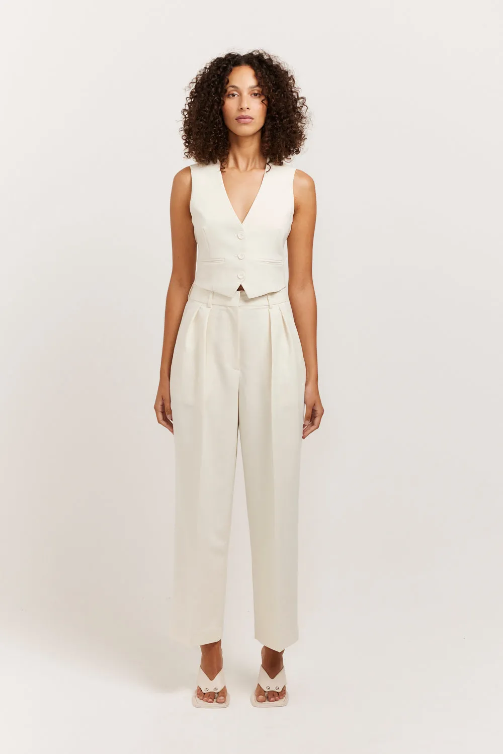 Ari Pant sold by Henne