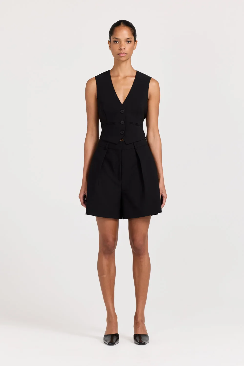 Ari Short sold by Henne