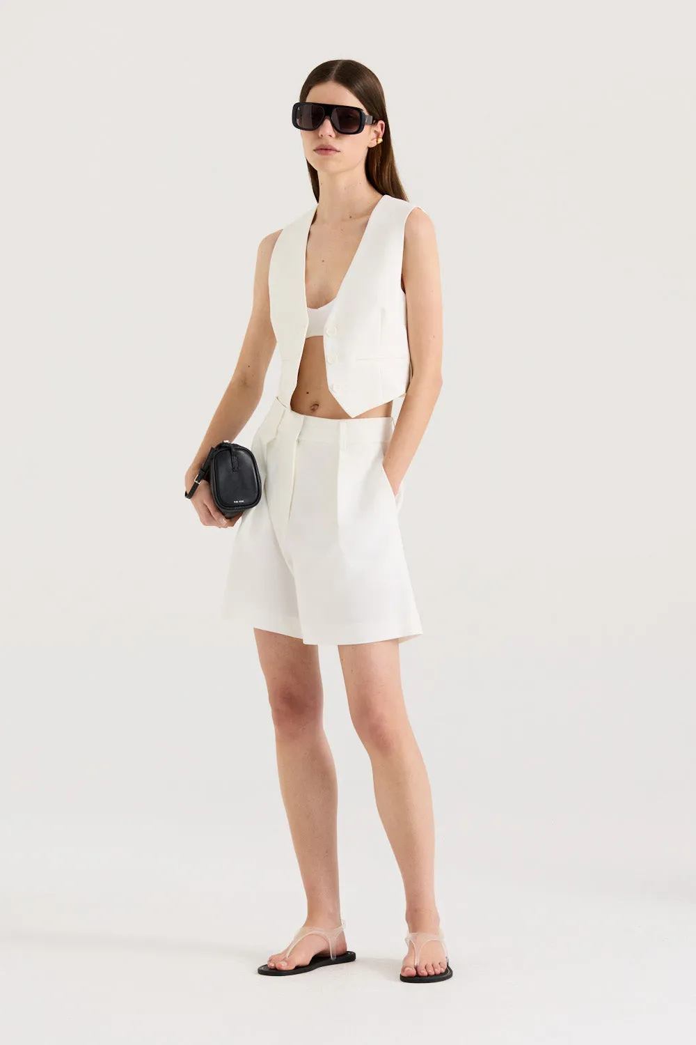 Ari Short sold by Henne