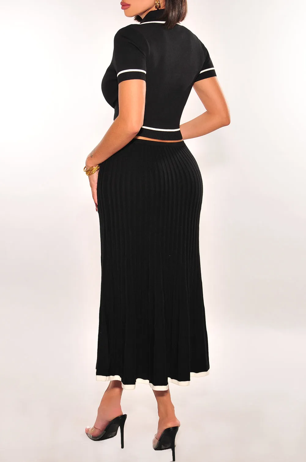 Black Two Toned Short Sleeve V Neck Crop Top sold by Hot Miami Styles product image thumbnail 4