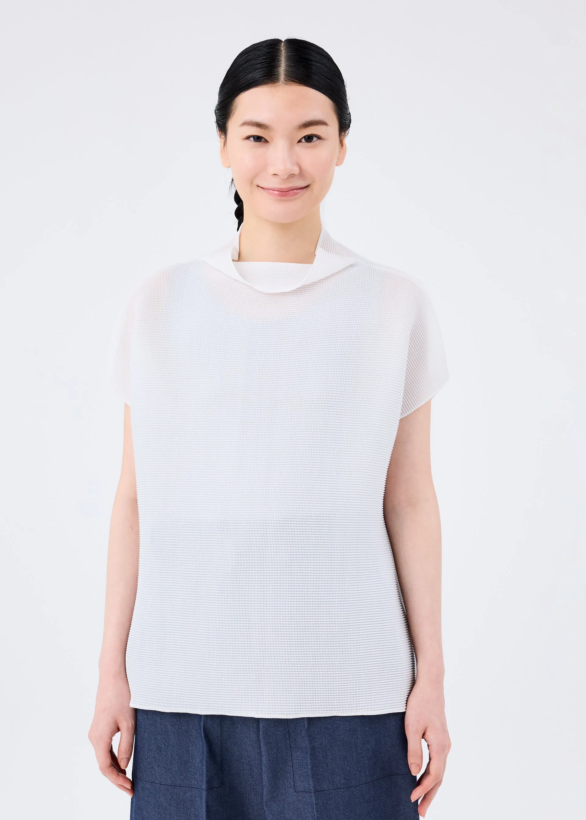 SQUARE STRETCH PLEATS TOP sold by Issey Miyake product image thumbnail 2