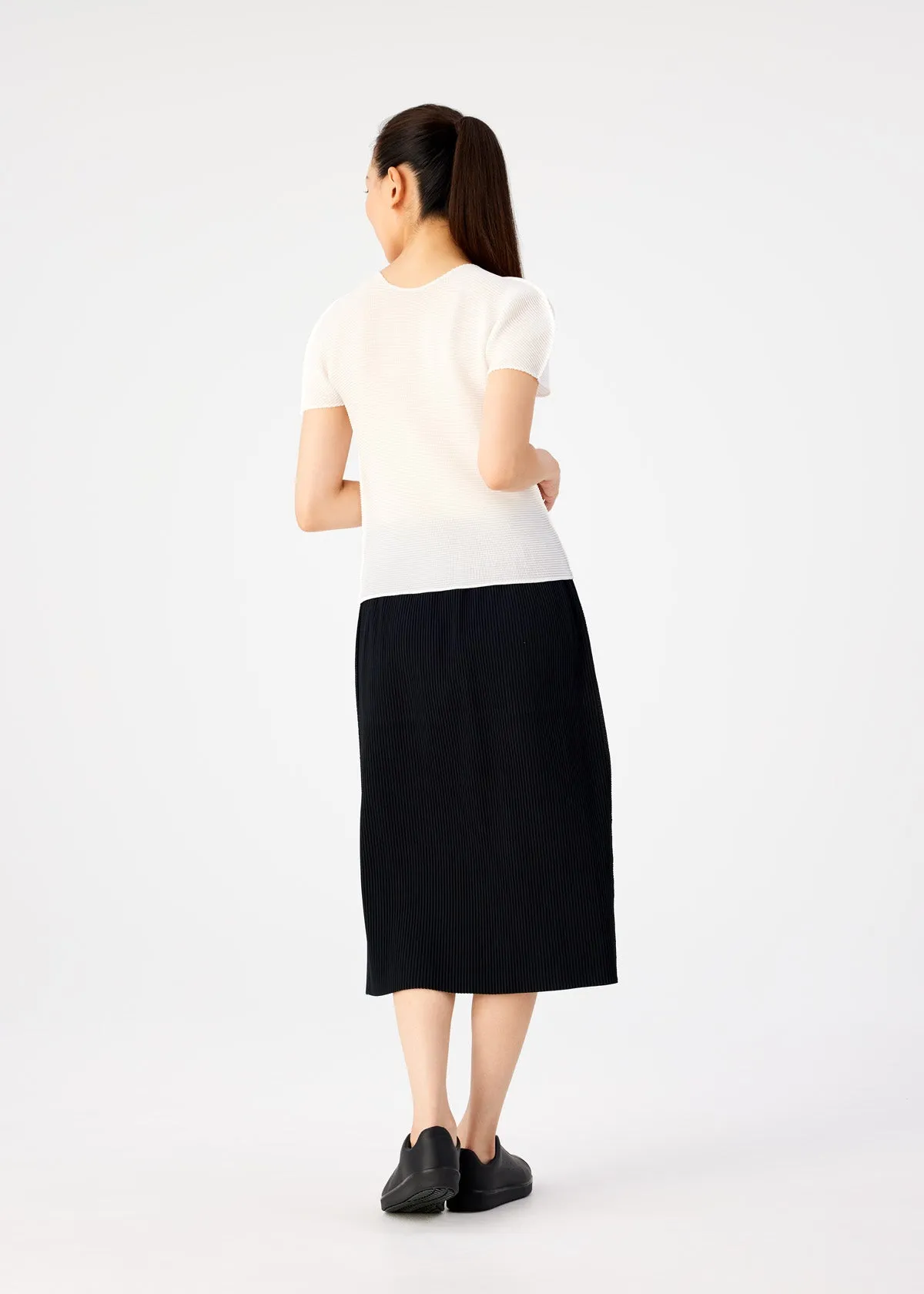 FINE KNIT PLEATS BLACK SKIRT sold by Issey Miyake product image thumbnail 5