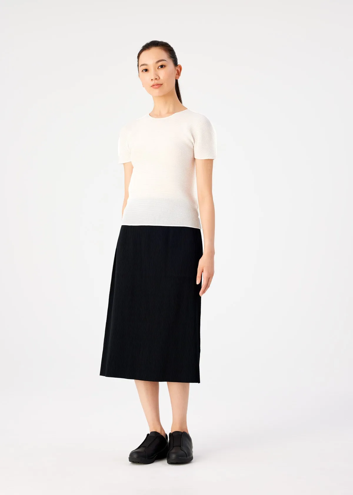 FINE KNIT PLEATS BLACK SKIRT sold by Issey Miyake product image thumbnail 4