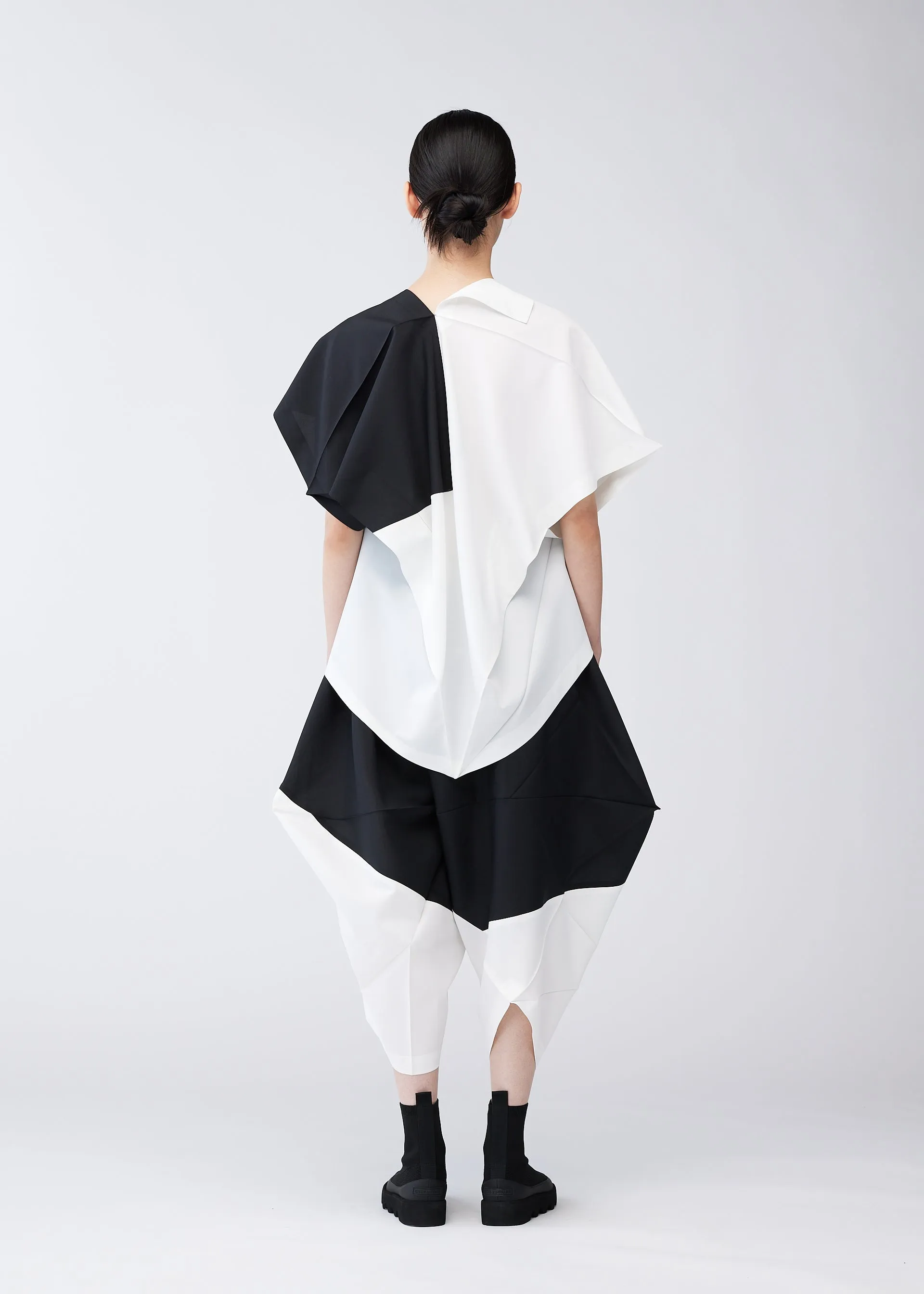 SWITCHING VOLUME TOP sold by Issey Miyake product image thumbnail 4