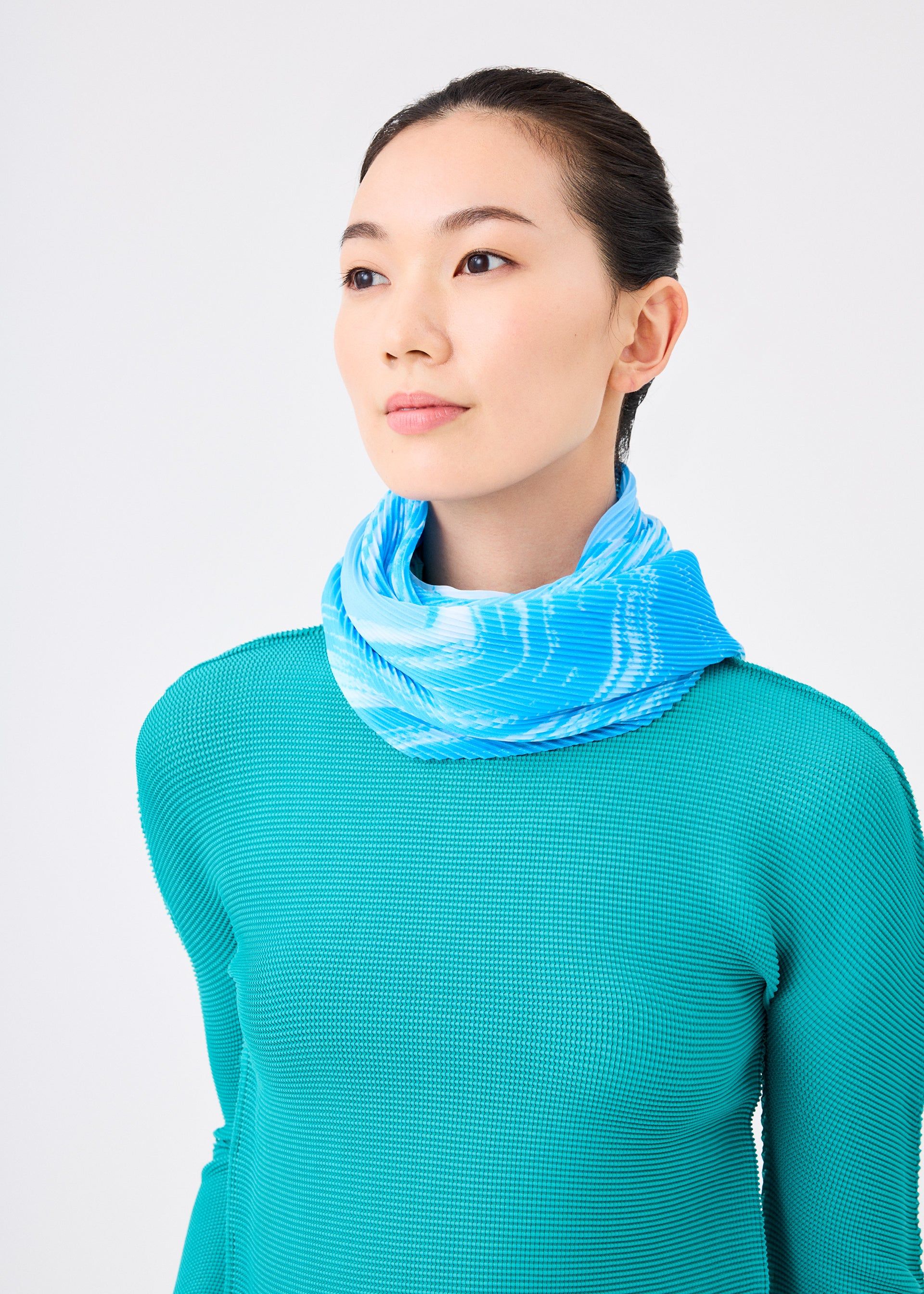 MOVEMENT PLEATS STOLE sold by Issey Miyake product image thumbnail 2