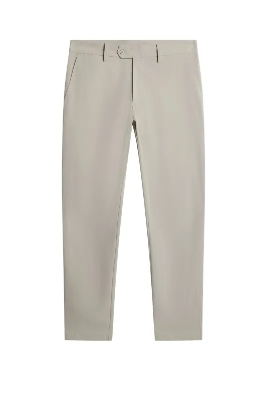 Players Pant / Oyster Brown sold by J. Lindeberg