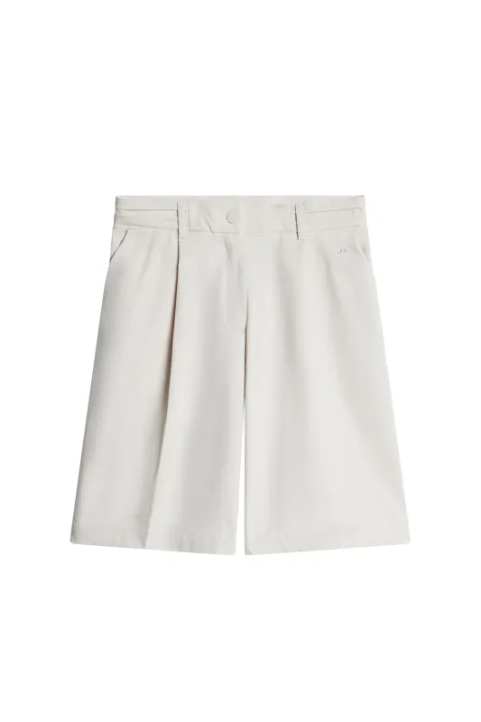 Maggie Shorts / Moonbeam made by J. Lindeberg