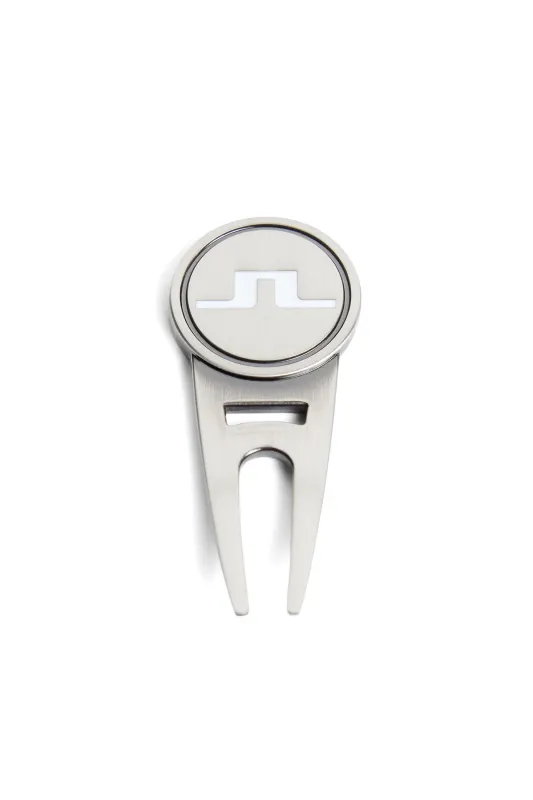 Divot Tool / White sold by J. Lindeberg