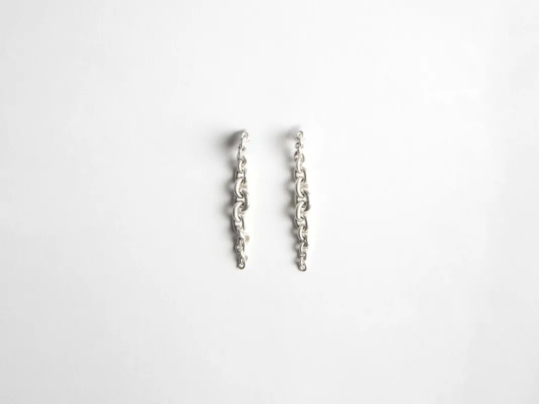 CHAIN-LINK EARRINGS IN 18KT WHITE GOLD made by J.W. Anderson