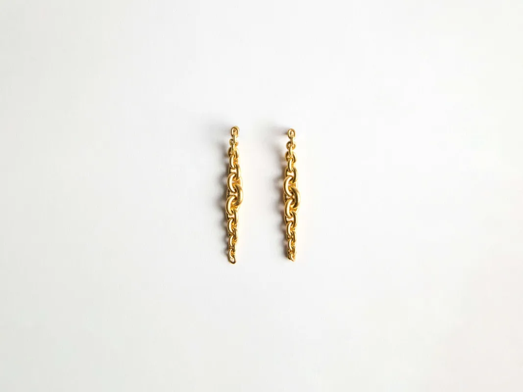 CHAIN-LINK EARRINGS IN 18KT YELLOW GOLD made by J.W. Anderson