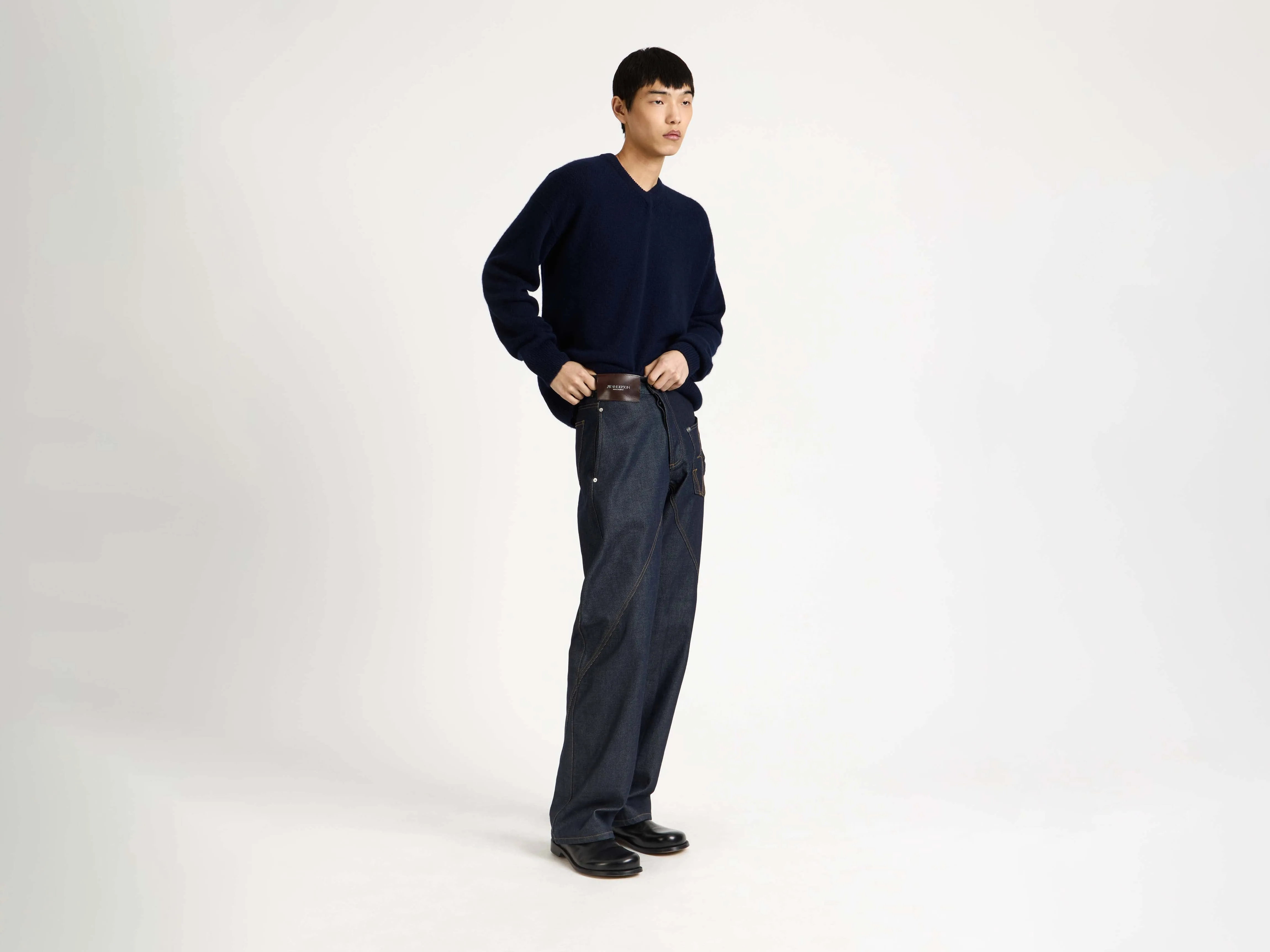 MENS V-NECK CASHMERE JUMPER IN NAVY sold by J.W. Anderson product image thumbnail 4