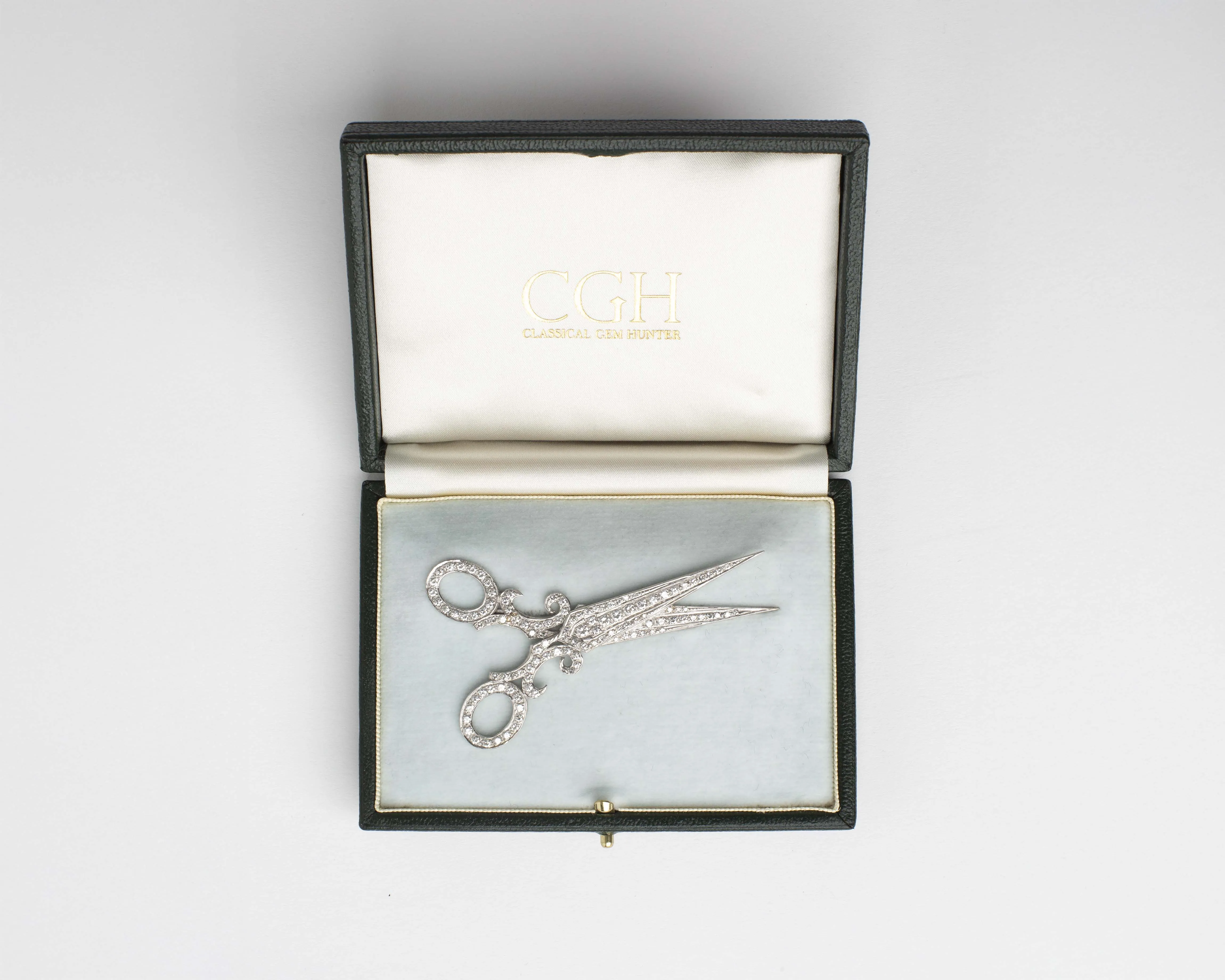 SCISSOR SET-BROOCH IN WHITE GOLD AND DIAMOND sold by J.W. Anderson