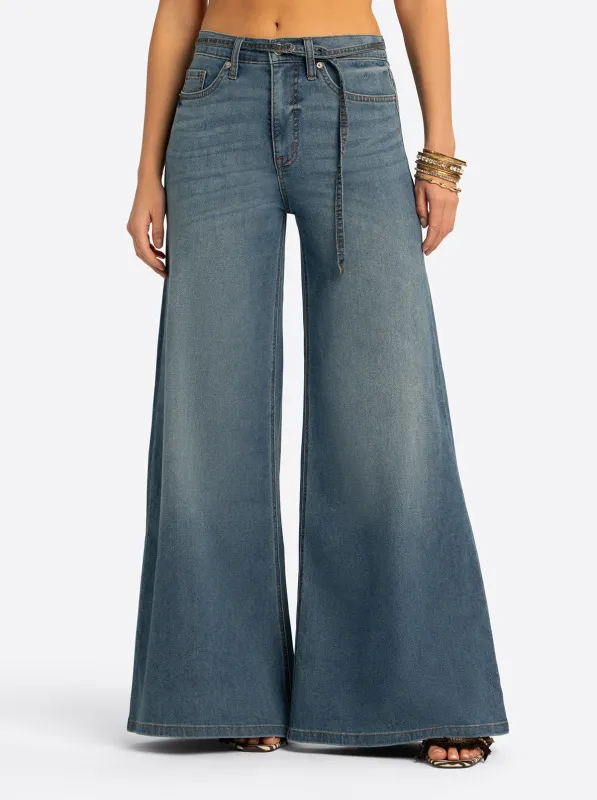JS Jessica Simpson Claremont Super Wide Leg Jean in Seashell made by Jessica Simpson