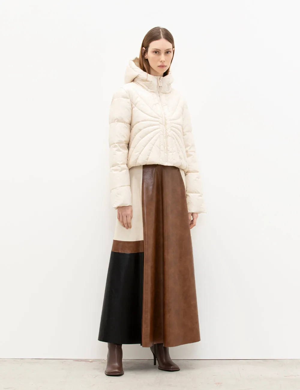 Piumino corto con cappuccio sold by Jijil