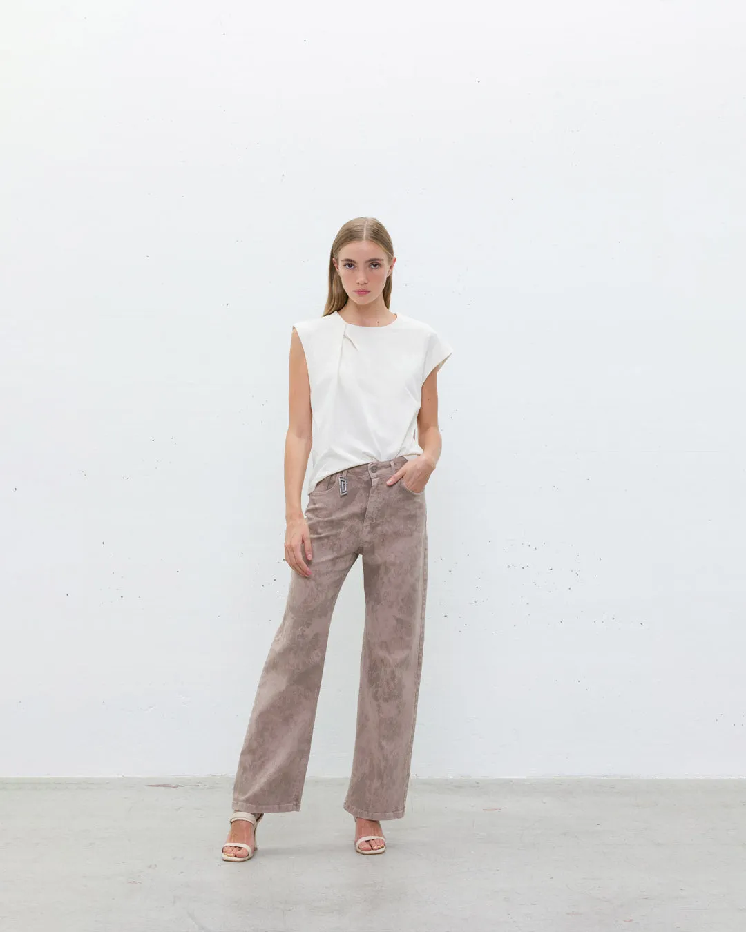 Pantalone in denim sold by Jijil