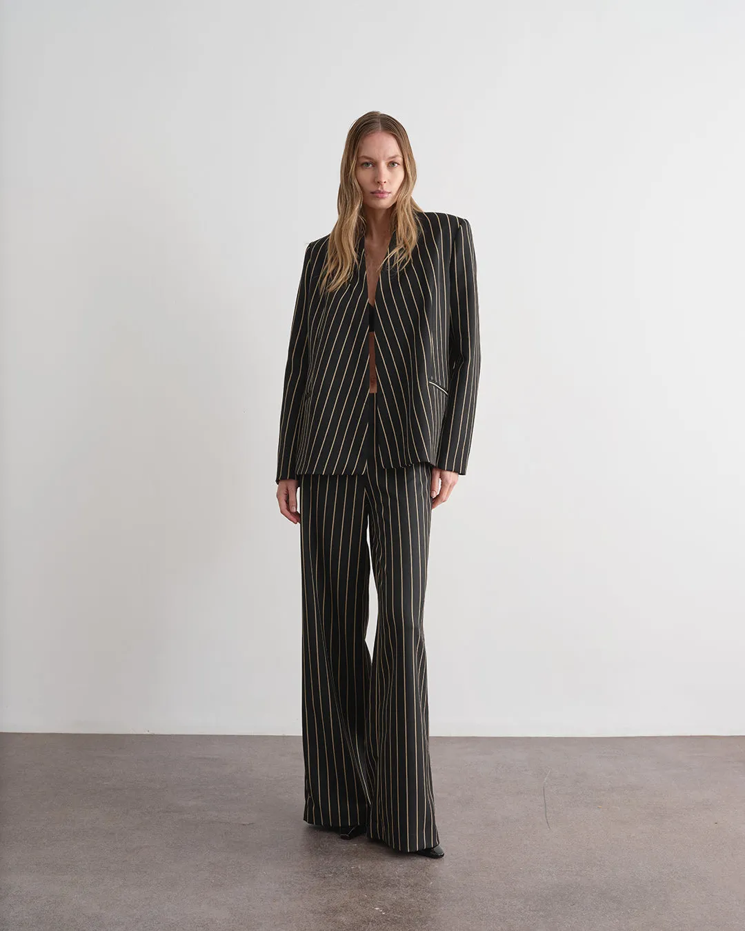 Giacca a fantasia gessata sold by Jijil