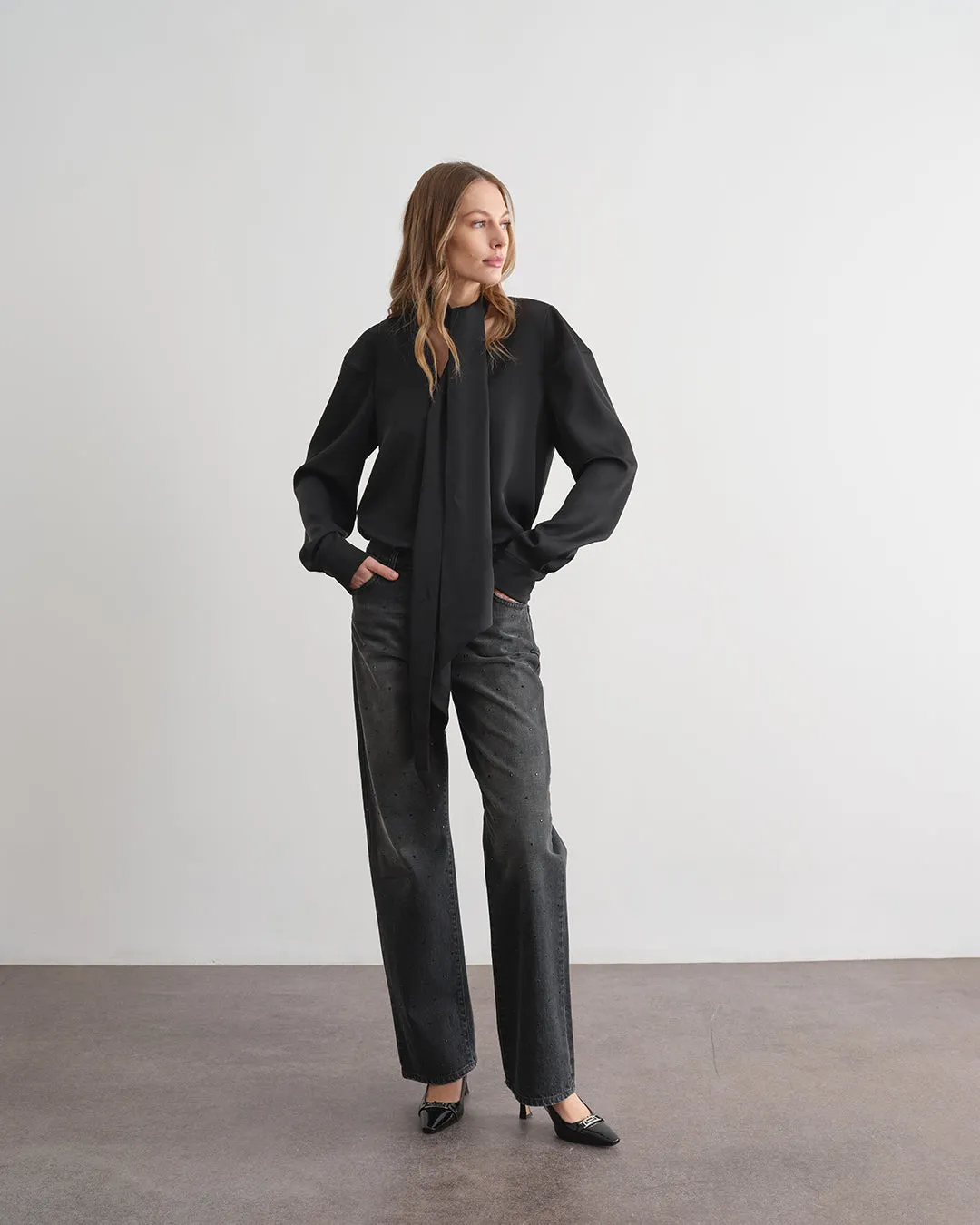 Blusa in tessuto tinta unita sold by Jijil