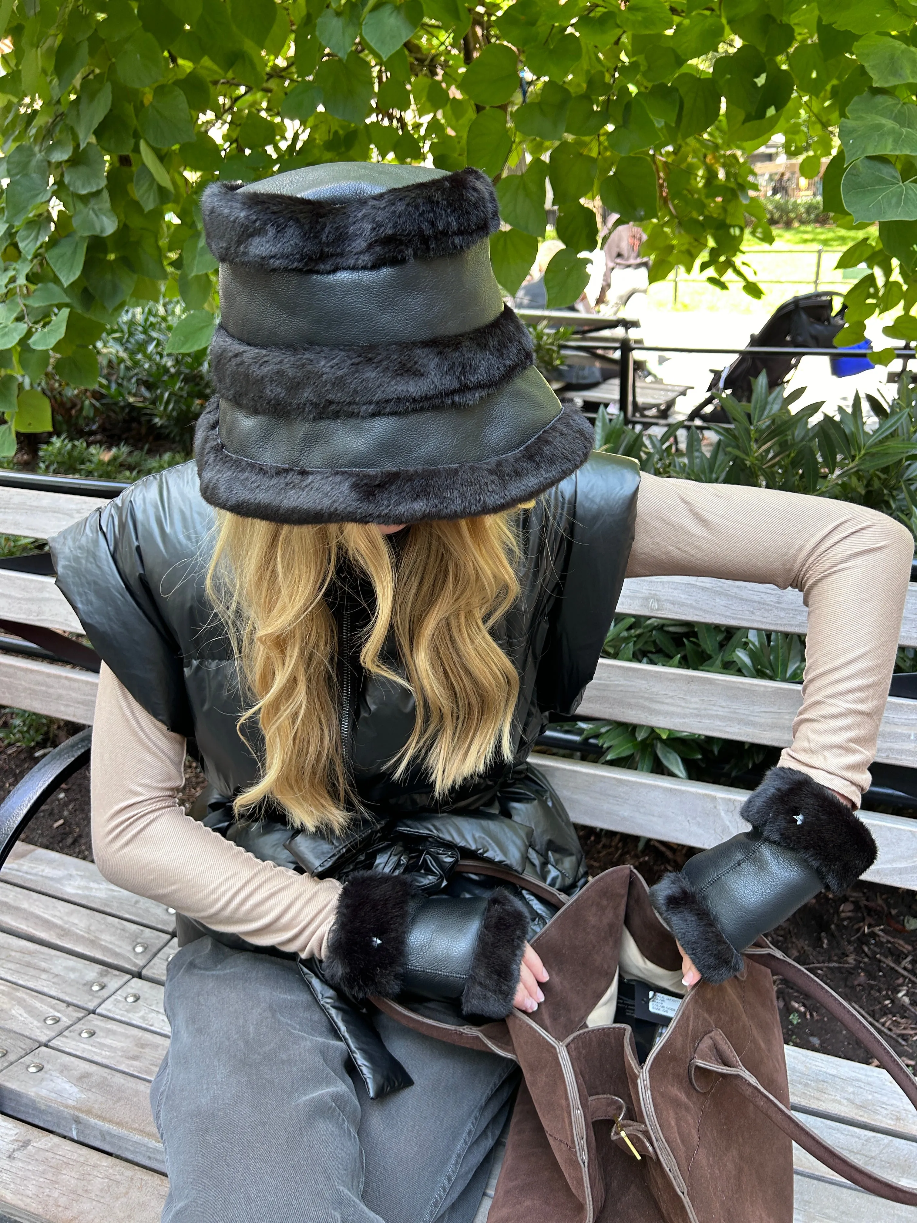 The Black Gstaad Gloves sold by jocelyn product image thumbnail 2