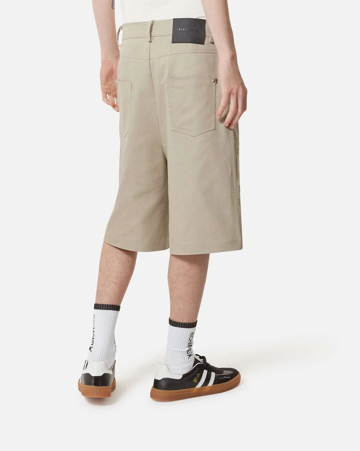 Bermuda con dettagli ricamati e design oversize sold by John Richmond product image thumbnail 3