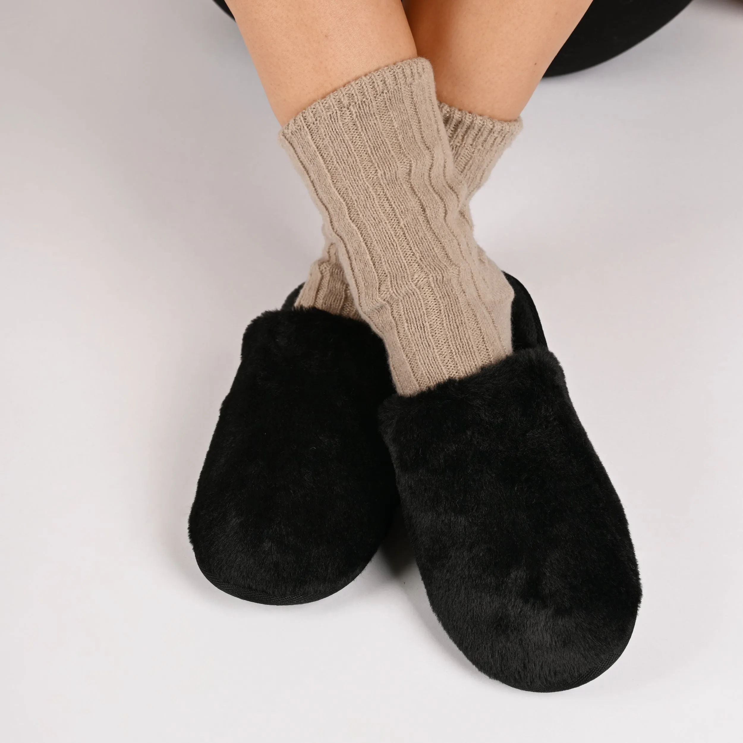 JAYDE SLIPPERS IN FAUX FUR sold by Journee Collection product image thumbnail 2