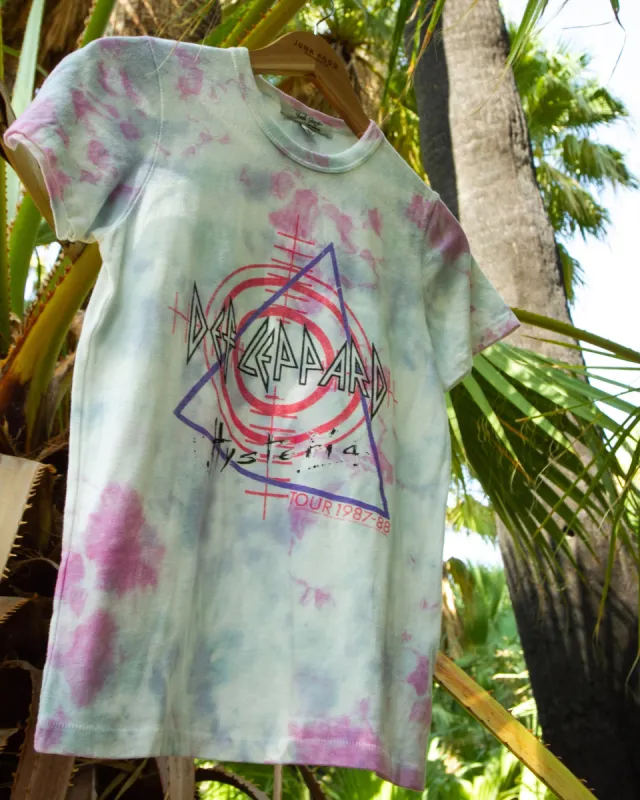 WOMENS DEF LEPPARD PYROMANIA TRIANGLE ORIGINAL TEE made by Junk Food Clothing