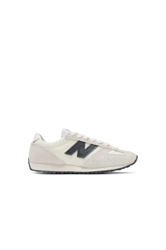 471 Linen/Angora/Black sold by Karen Walker