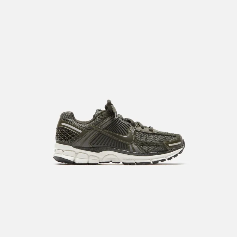 Nike WMNS Zoom Vomero 5 - Cargo Khaki / Sequoia / Sail / Metallic Silver sold by Kith