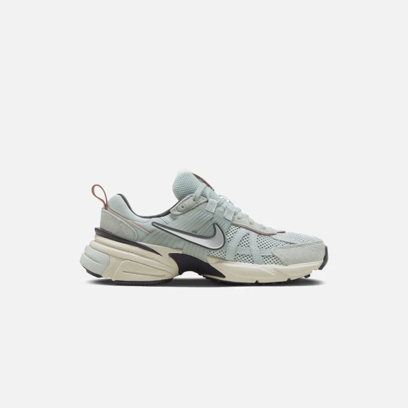 Nike WMNS V2K Run - Light Pumice / Chrome / Light Orewood sold by Kith