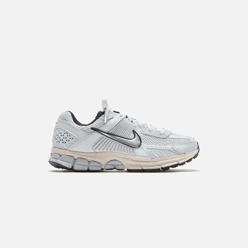 Nike WMNS Zoom Vomero 5 - Pure Platinum / Light Orewood Brown / Wolf Grey / Chrome sold by Kith