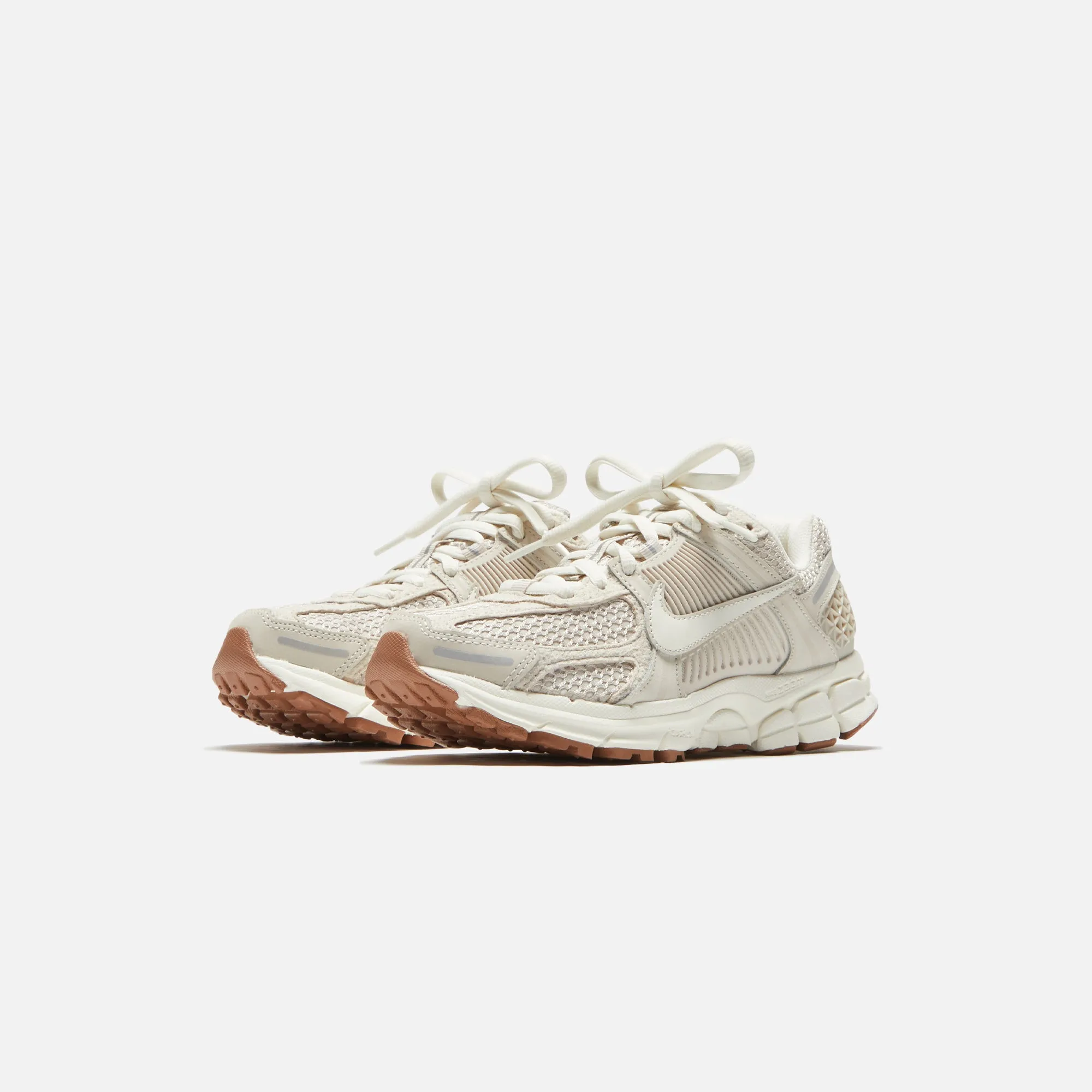 Nike WMNS Zoom Vomero 5 - Light Orewood Brown / Sail / Metallic Silver / Gum Medium Brown sold by Kith product image thumbnail 2