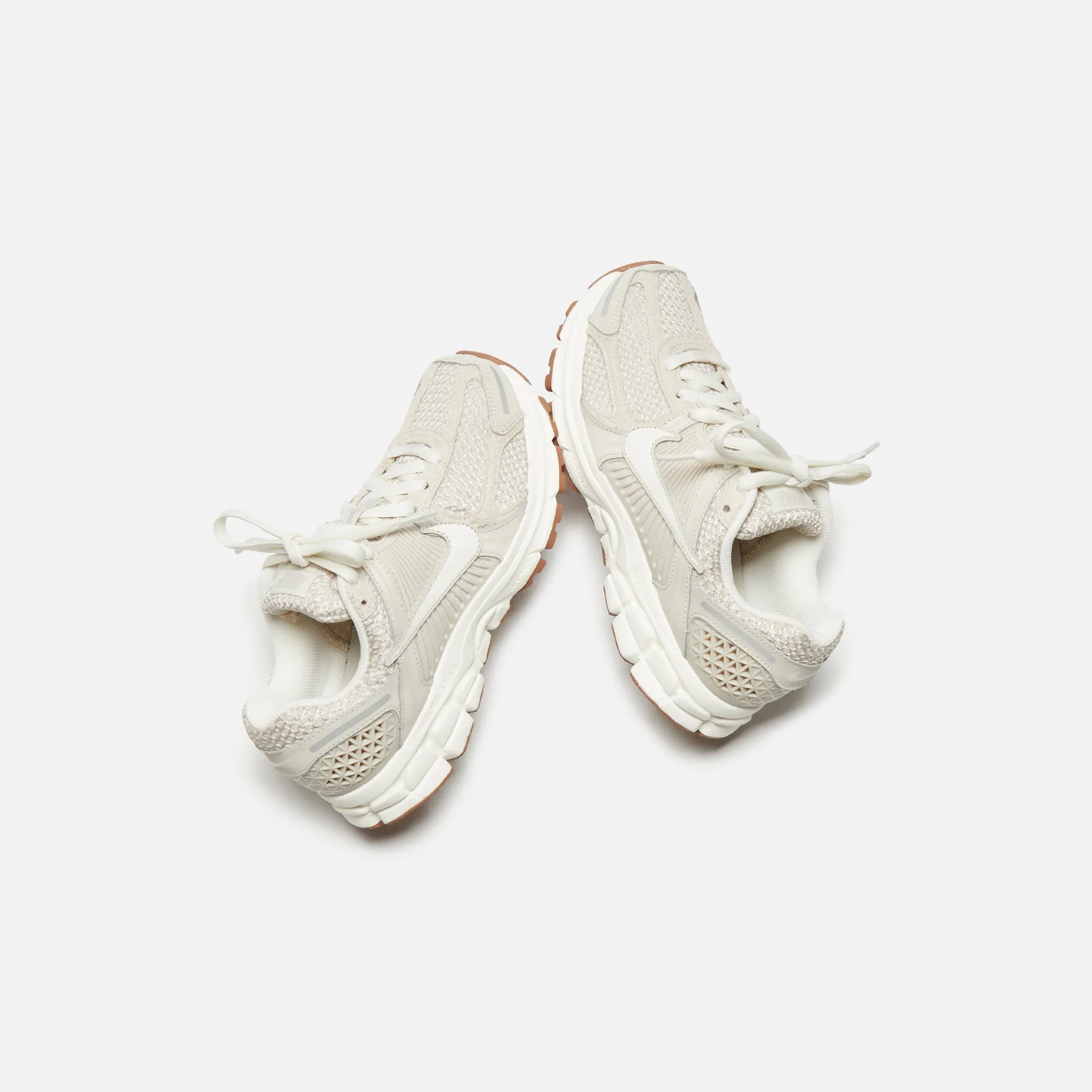 Nike WMNS Zoom Vomero 5 - Light Orewood Brown / Sail / Metallic Silver / Gum Medium Brown sold by Kith product image thumbnail 4