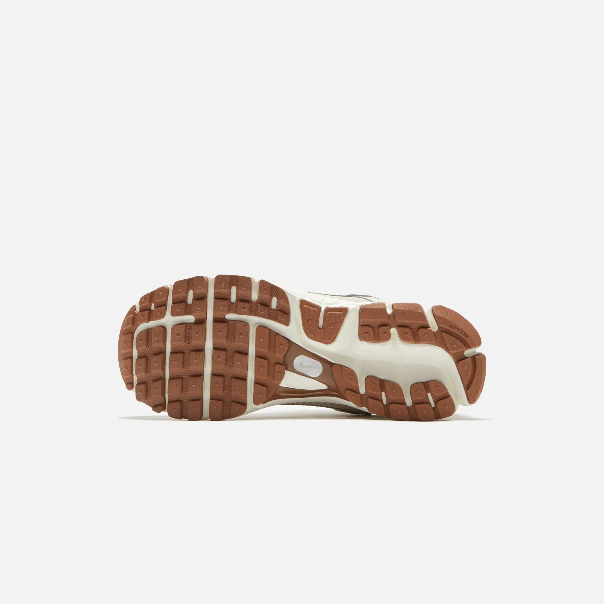 Nike WMNS Zoom Vomero 5 - Light Orewood Brown / Sail / Metallic Silver / Gum Medium Brown sold by Kith product image thumbnail 5
