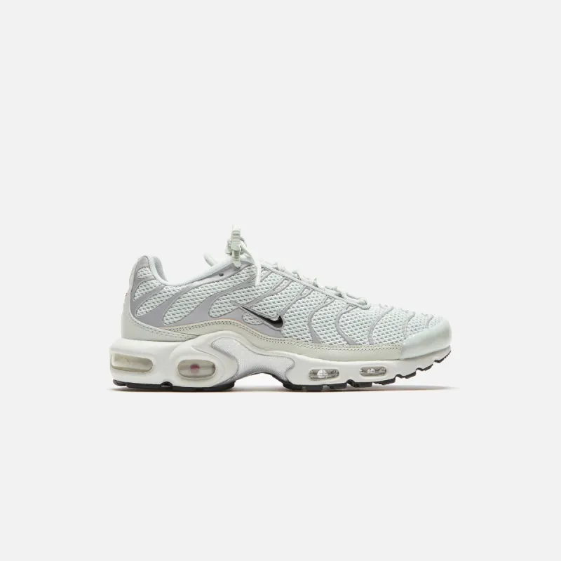 Nike WMNS Air Max Plus - Light Silver / Black / Chrome /  Light sold by Kith
