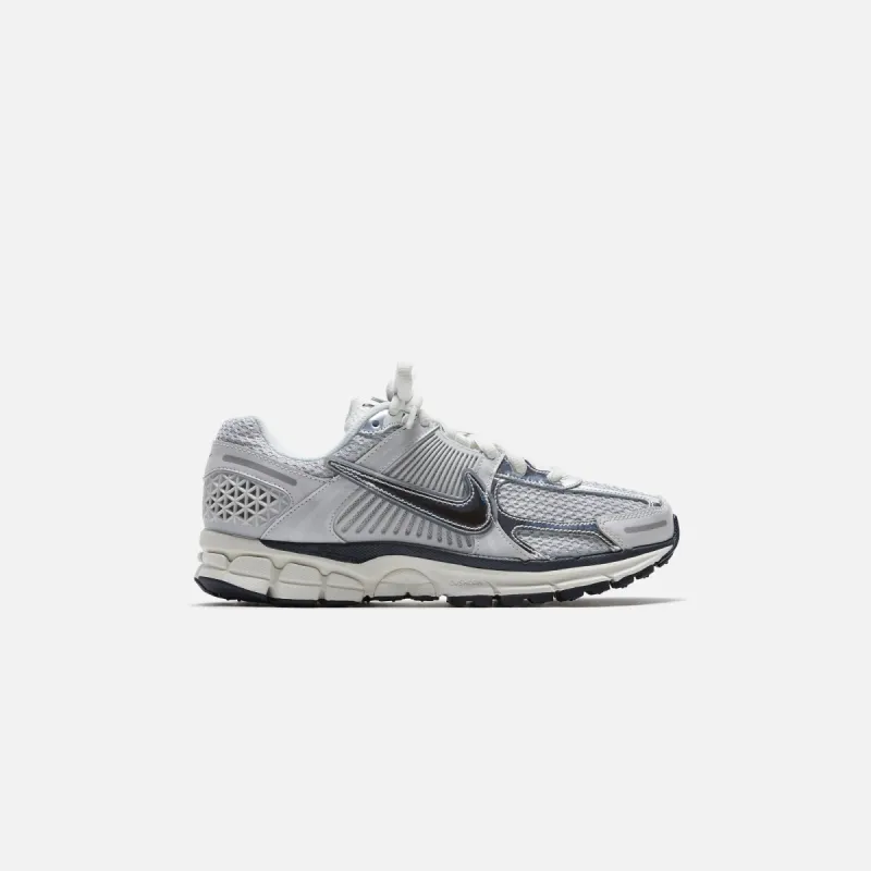 Nike WMNS Zoom Vomero 5 - Photon Dust / Chrome / Gridiron / Sail sold by Kith