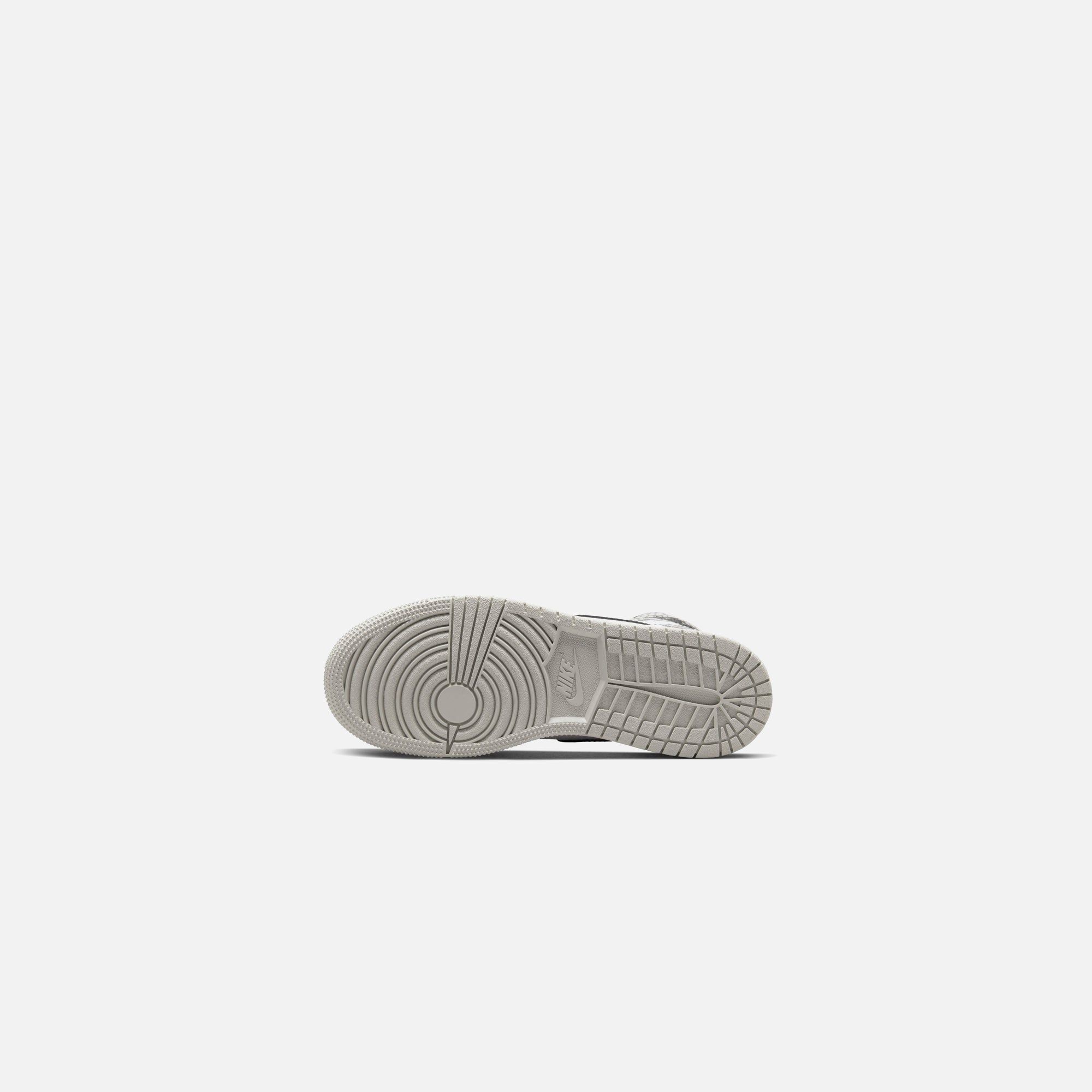 Nike Air Jordan 1 Retro High OG - Tech Grey / Muslin / Black sold by Kith product image thumbnail 5