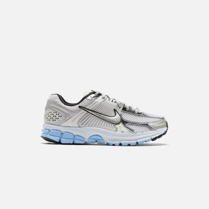 Nike WMNS Zoom Vomero 5 - News White / Metallic Silver / Pure Platinum sold by Kith