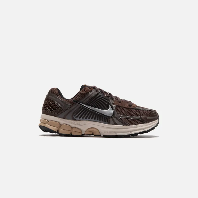 Nike WMNS Zoom Vomero 5 - Baroque Brown / Chrome / Light Orewood sold by Kith