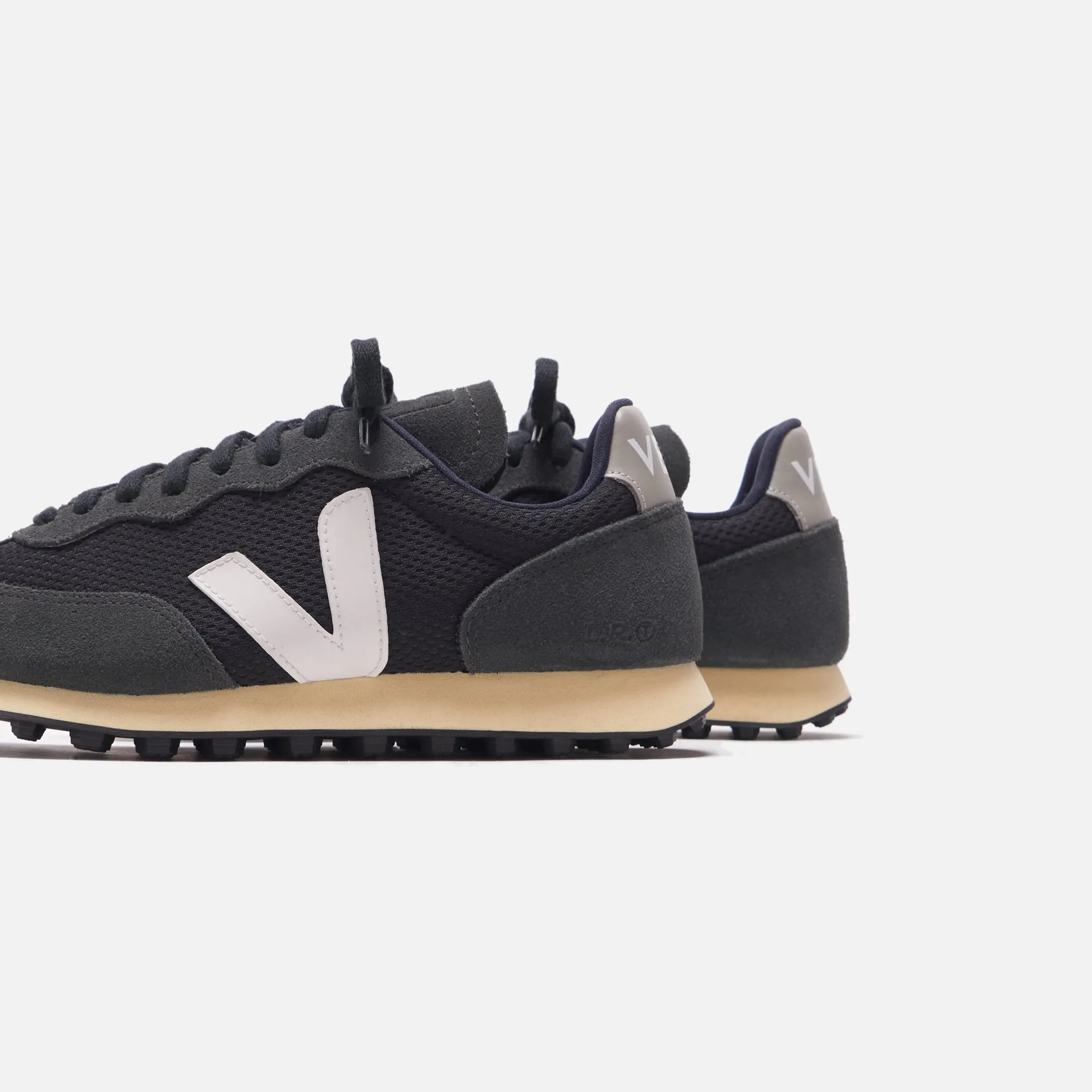 Veja Wmns Rio Alveomesh Branco - Black / White Oxford / Grey sold by Kith product image thumbnail 3