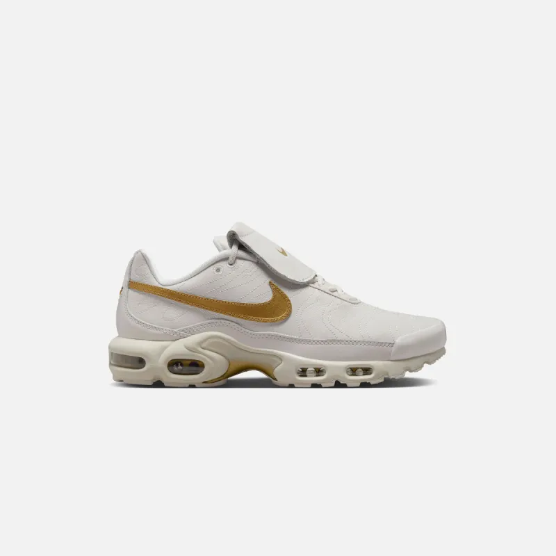 Nike Air Max Plus TNPO - Phantom / Metallic Gold sold by Kith