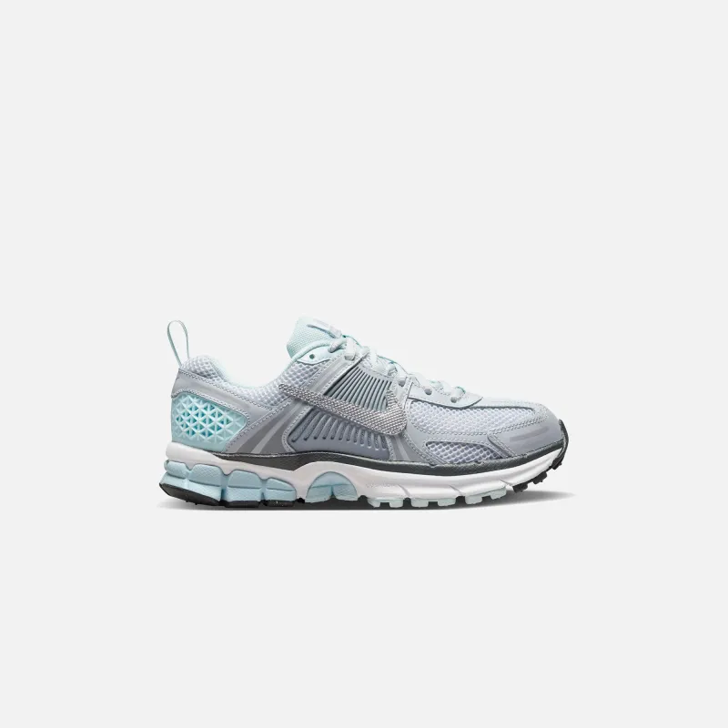 Nike GS Vomero 5 - Pure Platinum / Glacier Blue / Wolf Grey / Metallic Silver sold by Kith