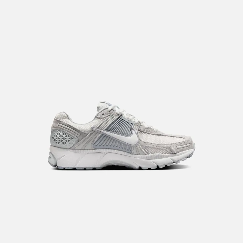 Nike WMNS Zoom Vomero 5 - Pure Platinum / Summit White sold by Kith