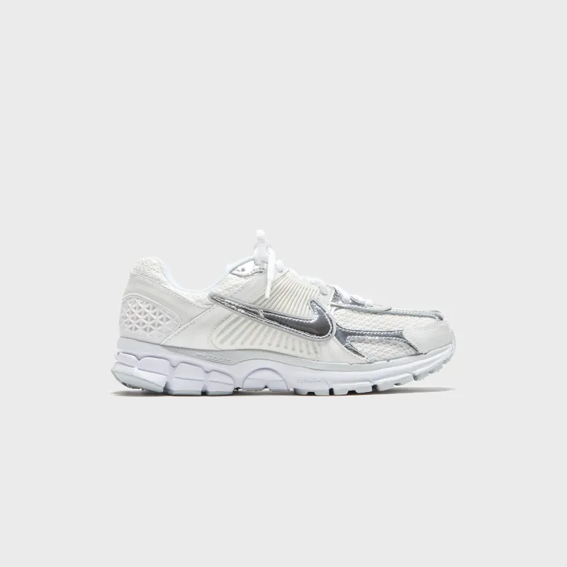 Nike WMNS Zoom Vomero 5 - Metallic White / Metallic Silver / Summit White sold by Kith